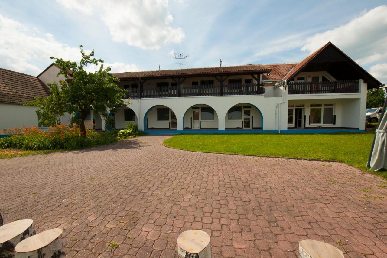 Hotel Penzion Posada Podivin Exterior foto